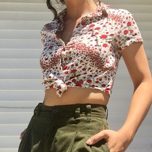 Petite Rose button up Crop Top - Picture 2 of 3